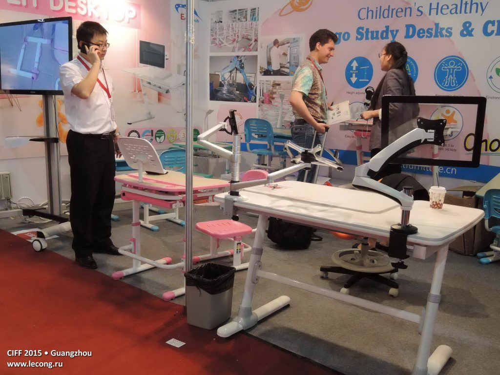 эргономичный детский письменный стол