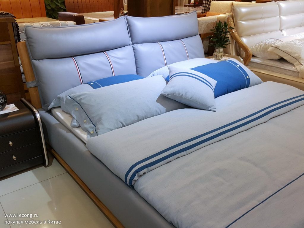 Кровать полиуретановая кожа и дерево