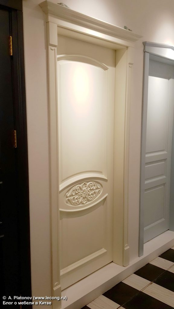 Двери из натурального дерева в Китае