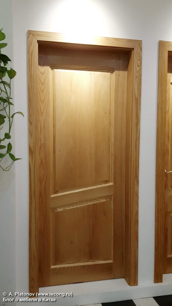 Двери из натурального дерева в Китае