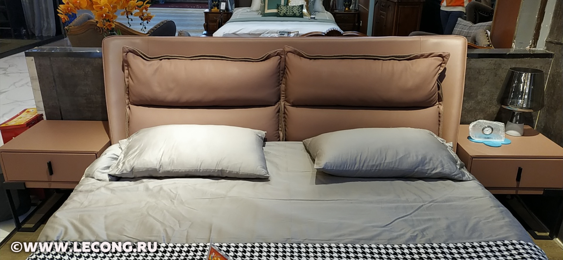 Кожагная кровать мебельный тур